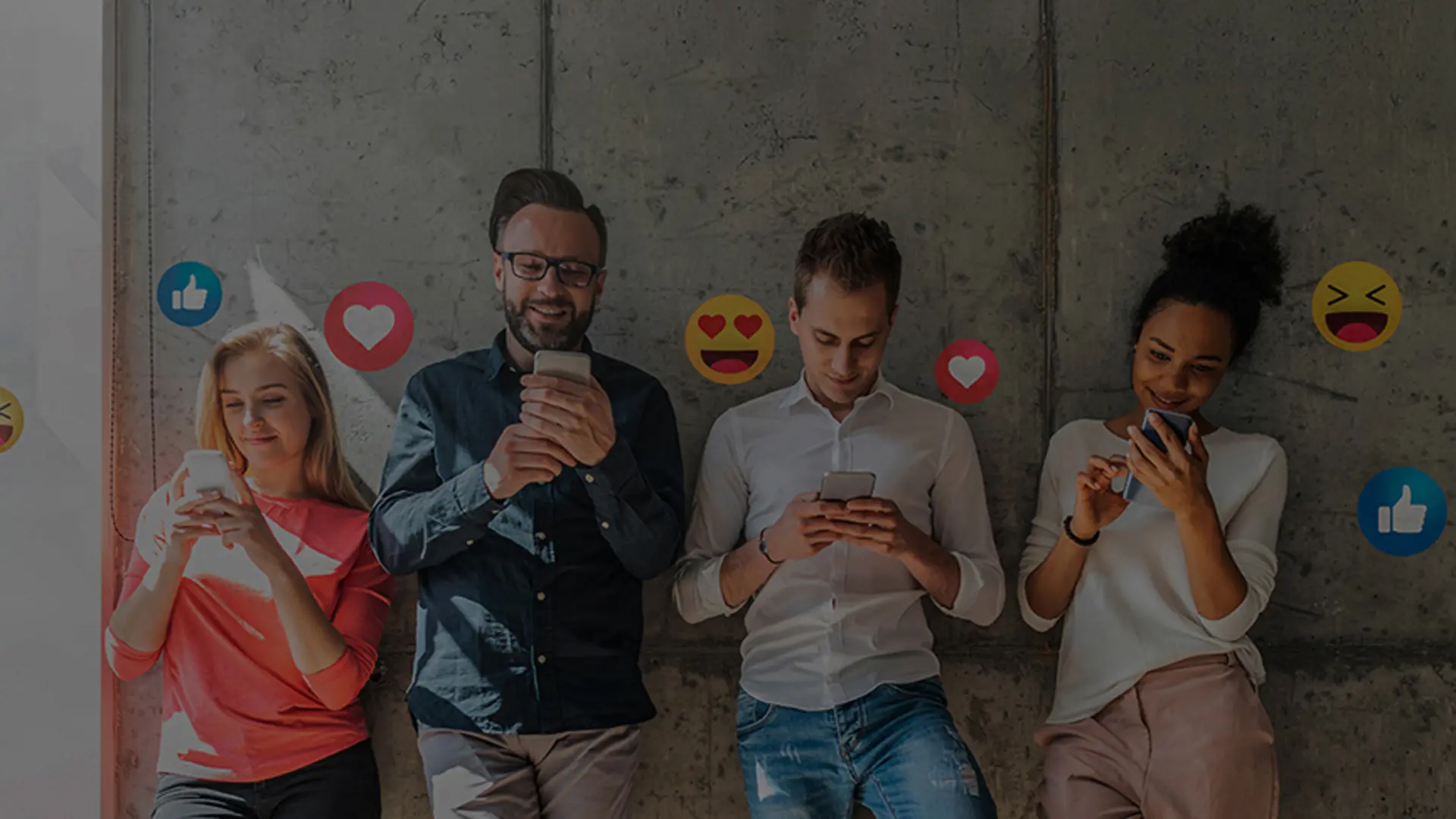 Junge Menschen die mit ihrem Smartphone auf den sozialen Netzwerken unterwegs sind