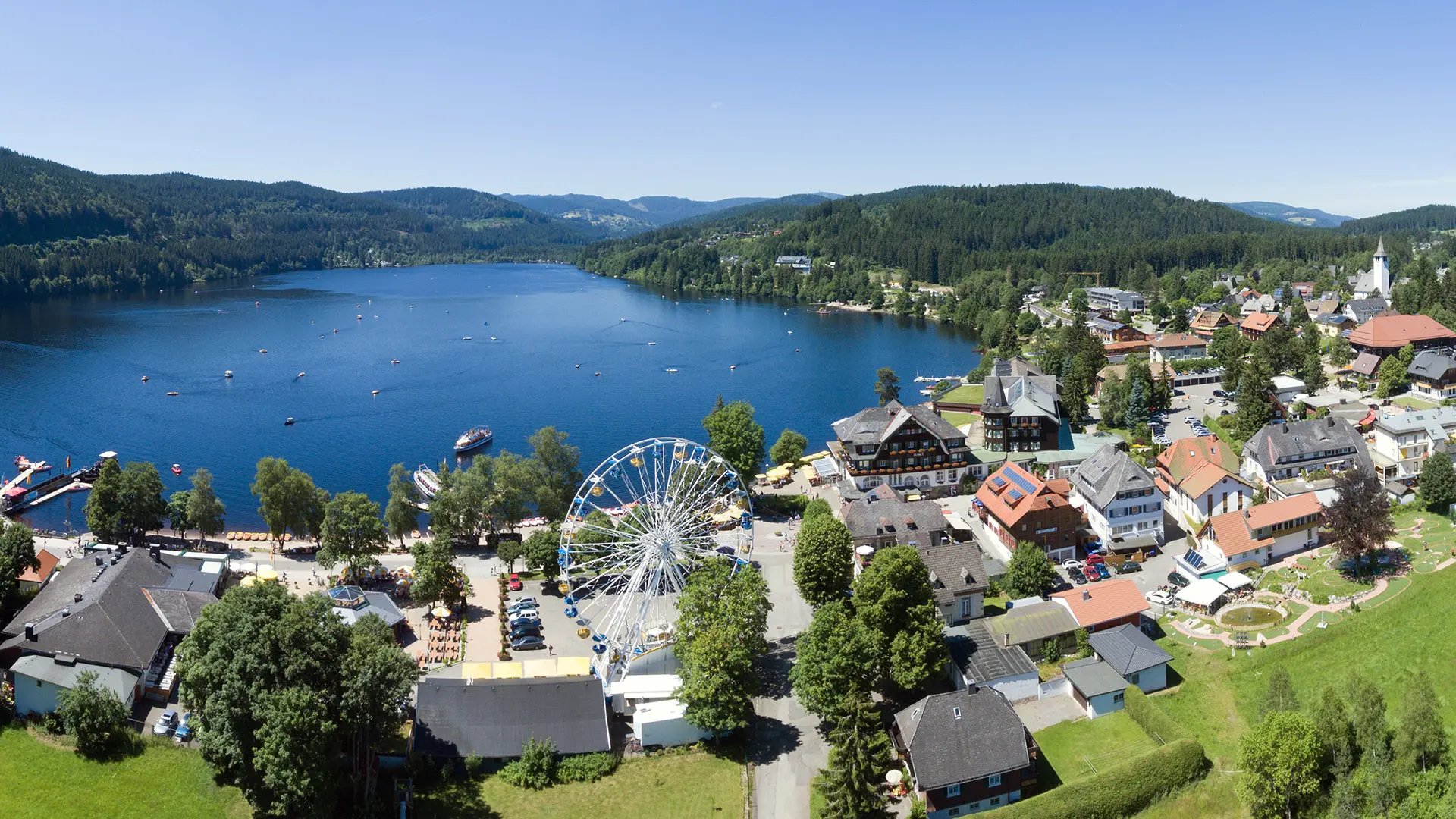 Blick auf das Riesenrad und den Titisee