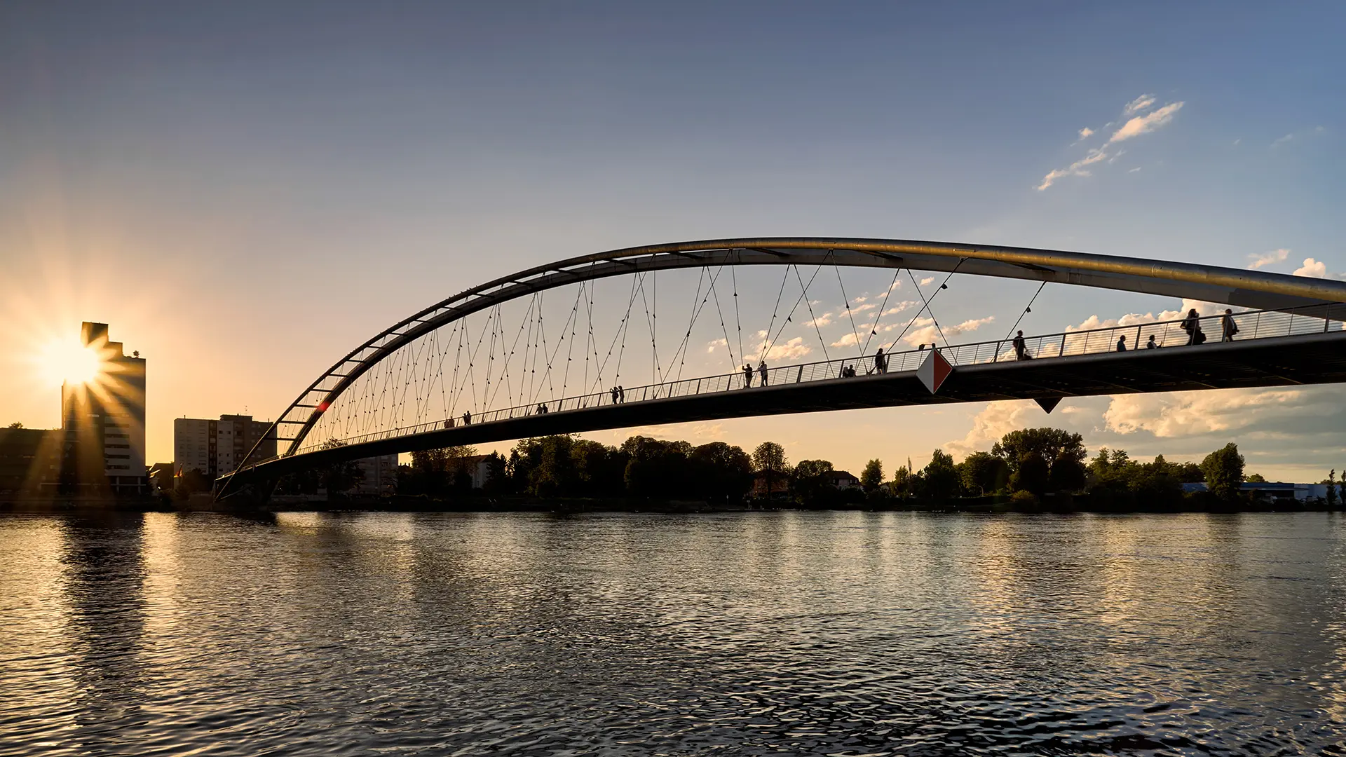 Die Dreiländerbrücke in Weil am Rhein bei Sonnenuntergang