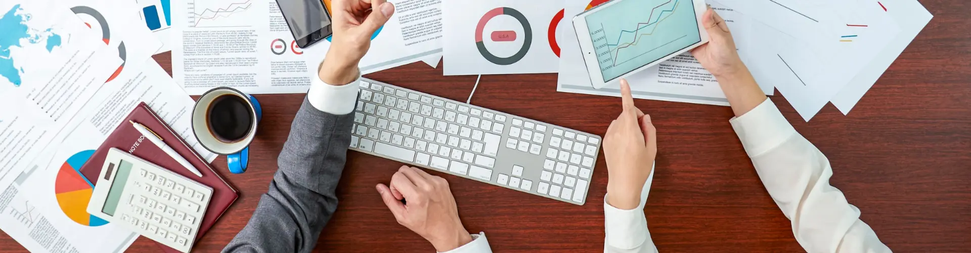 Geschäftstreffen mit Datenanalyse und Diskussion