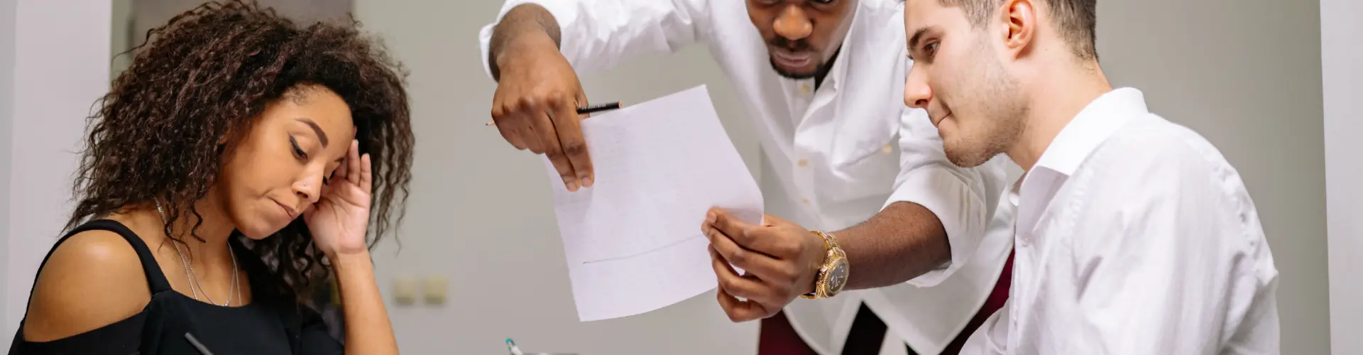 Drei Personen arbeiten im Büro