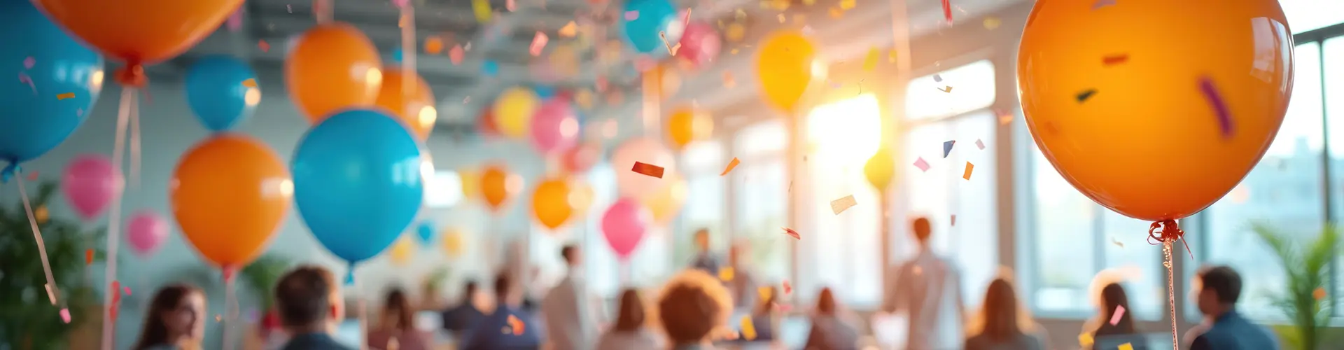 Luftballons und eine Geburtstagsfeier im Büro