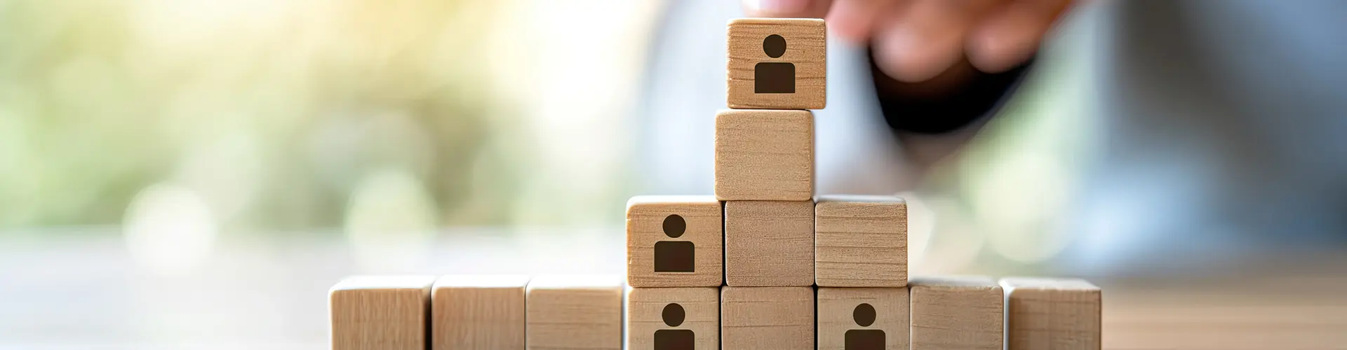 Holzklötze mit Menschen Icons stellen Personal dar