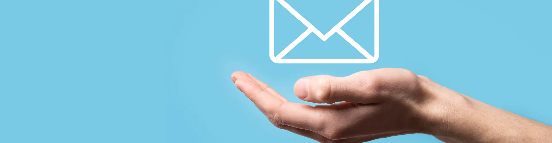 E-Mail Icon auf einer Handfläche