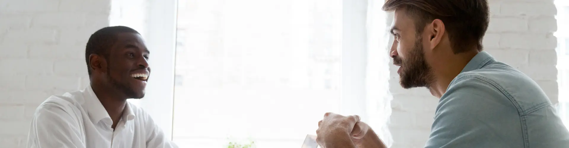 Zwei Arbeitskollegen haben Spaß bei der Arbeit