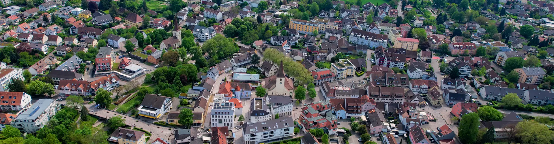 Panorama-Luftaufnahme der Altstadt von Bad Krozingen in Deutschland an einem sonnigen Sommernachmittag