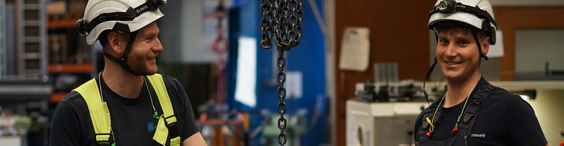 Zwei Industriemechaniker bei der Arbeit