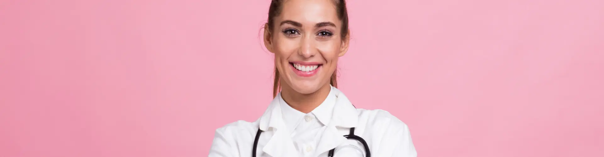 Junge Krankenschwester in einem Laborkittel