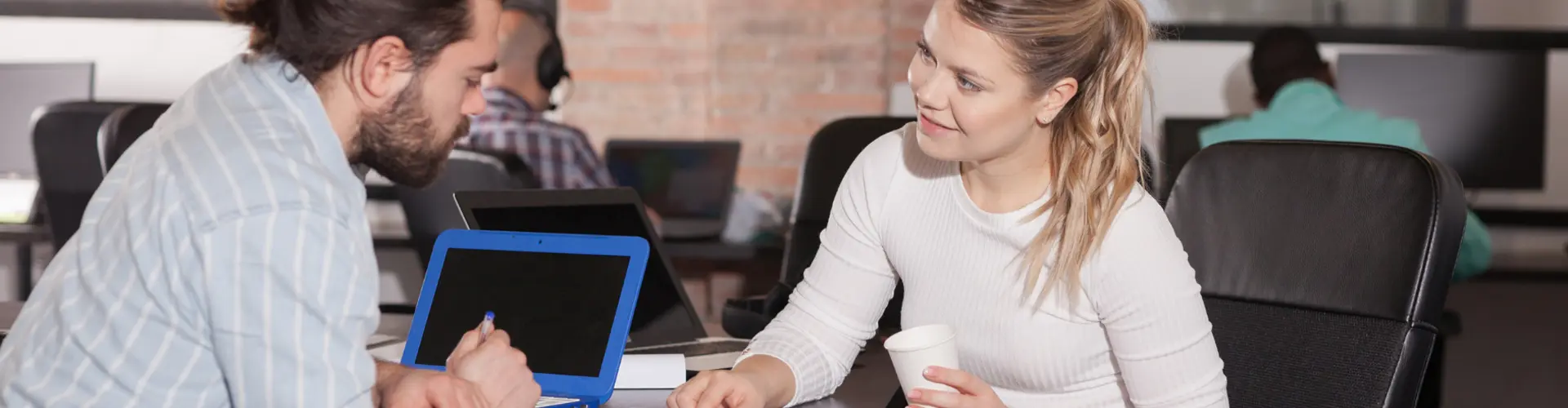 Eine Frau, die Geschäftsideen mit einem Kollegen teilt