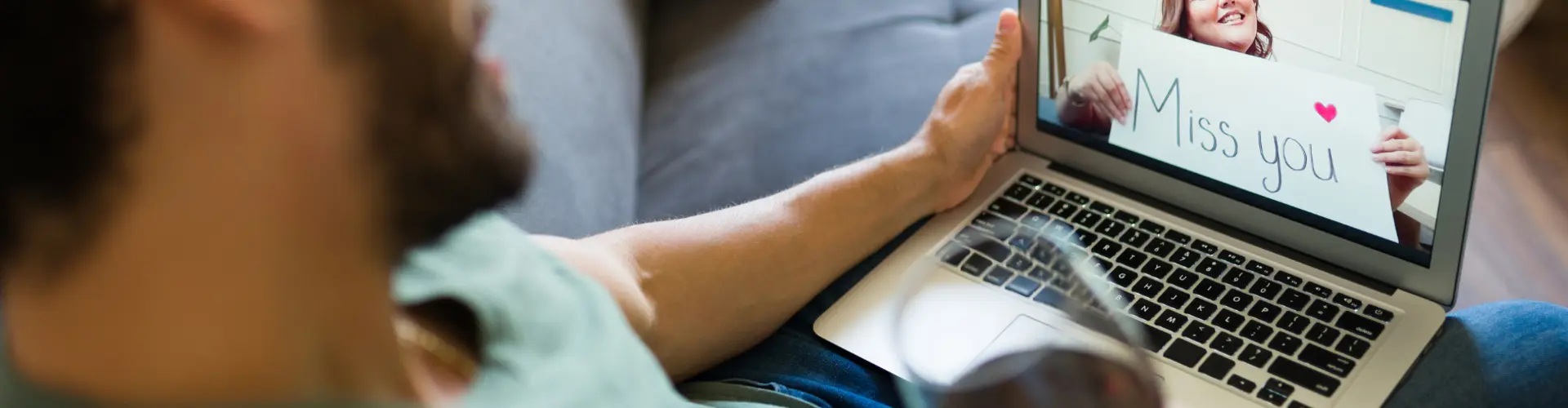 Ein Paar mit einer Fernbeziehung telefonieren miteinander