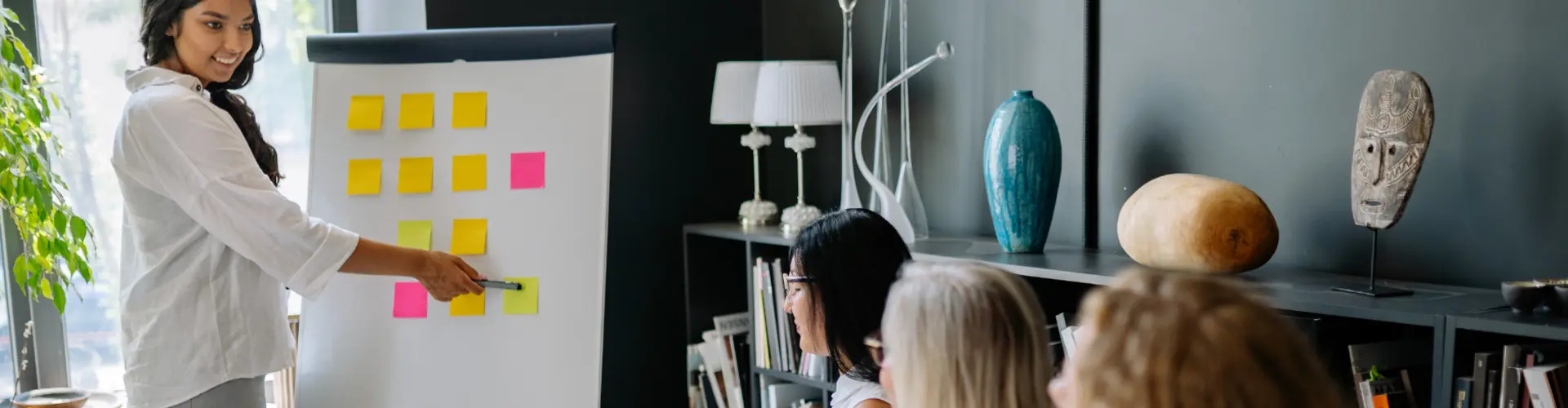 Angestellte hören einer Frau zu, die vor Ihnen spricht