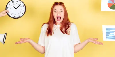 Eine Frau verliert den Überblick über ihr Zeitmanagement