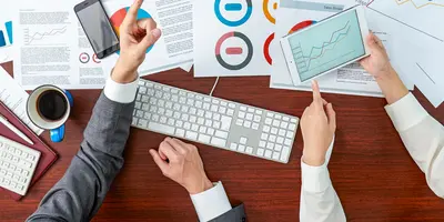 Geschäftstreffen mit Datenanalyse und Diskussion