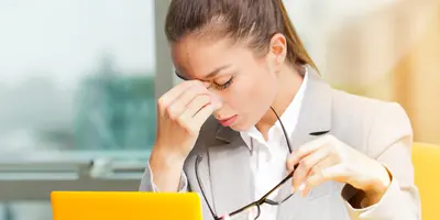 Überforderte Frau am Arbeitsplatz