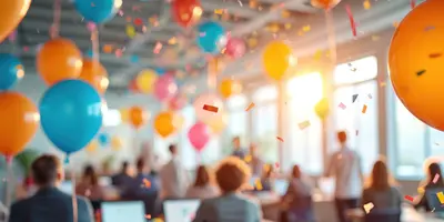 Luftballons und eine Geburtstagsfeier im Büro