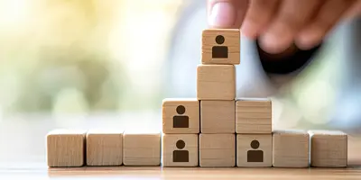 Holzklötze mit Menschen Icons stellen Personal dar