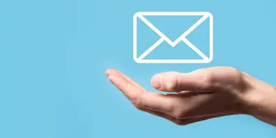 E-Mail Icon auf einer Handfläche