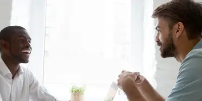 Zwei Arbeitskollegen haben Spaß bei der Arbeit