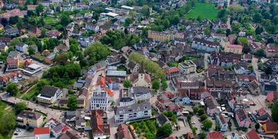 Panorama-Luftaufnahme der Altstadt von Bad Krozingen in Deutschland an einem sonnigen Sommernachmittag