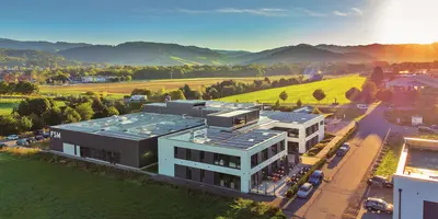 Das Gebäude der FSMAG in Kirchzarten bei Sonnenaufgang