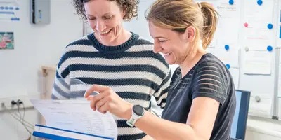 Zwei Kolleginnen prüfen den Schichtplan bei der Caritas Hochrhein