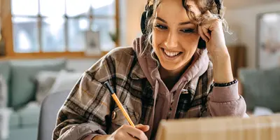 Eine junge Frau lernt Englisch online