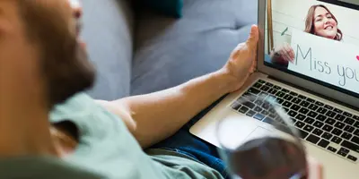 Ein Paar mit einer Fernbeziehung telefonieren miteinander