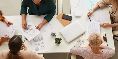 Fünf Geschäftsfrauen, die bei der Sitzung coworking sind