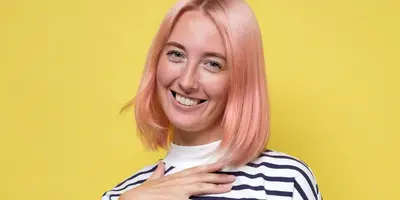 Frau freut sich über etwas