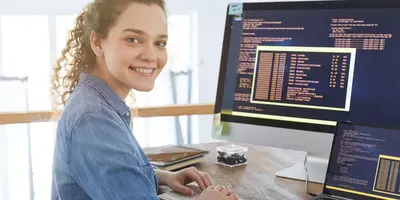 Weibliche IT-Entwicklerin an ihrem Arbeitsplatz
