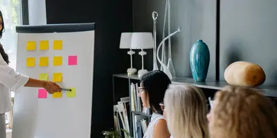 Angestellte hören einer Frau zu, die vor Ihnen spricht