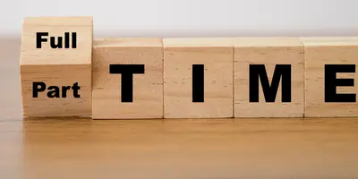 Holzwürfel mit Voll- und Teilzeit als Schriftzug