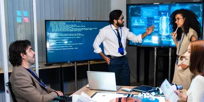Kollege stellt KI-Projekt im Team in einem Meeting vor