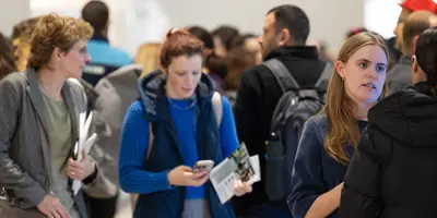 Messebesucher im Gespräch