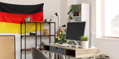 Helles Büro mit einer deutschen Flagge
