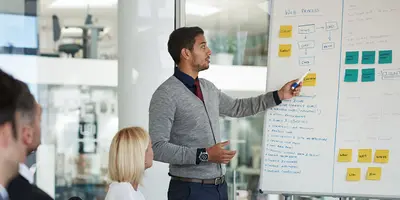 Mitarbeiter trägt etwas im Team vor