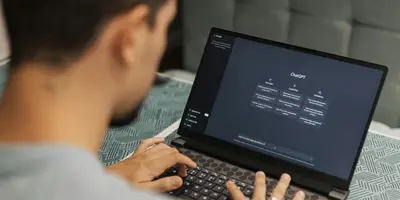 Mann arbeitet mit Chat-CPT KI-System