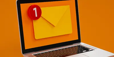 E-Mail Benachrichtigung auf dem Bildschirm eines Laptops