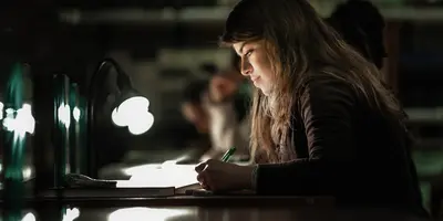 Junge Frau arbeitet spät im Büro