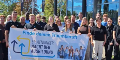 Das Orga-Team der Emmendinger Nacht der Ausbildung sowie Vertreter beteiligter Unternehmen und Azubis vor dem Autohaus: Petra Mörder und Jacqueline Schoder von der Stadt (1. und 4. v.l.), Luisa Huber (8. v.r.) und Geschäftsführer Bernhard Schmolck (r.)