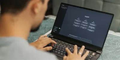 Mann arbeitet mit KI-System "Chat-GPT"