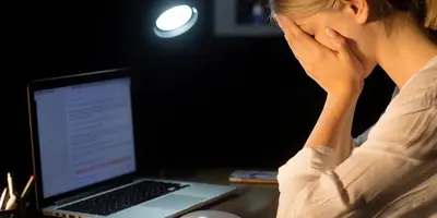 Frau arbeitet nachts und ist erschöpft