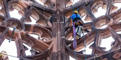 Ein Industriekletterer arbeitet in einem Turm