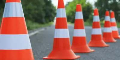 Verkehrskegel auf asphaltierter Straße