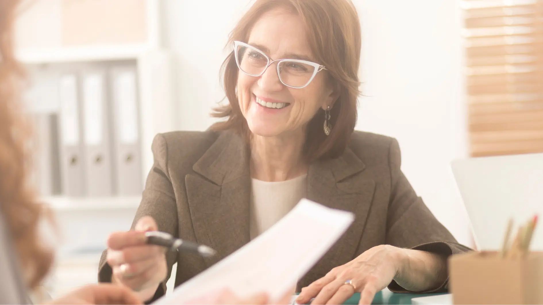 Zwei Personen betrachten gemeinsam eine Bewerbungsmappe