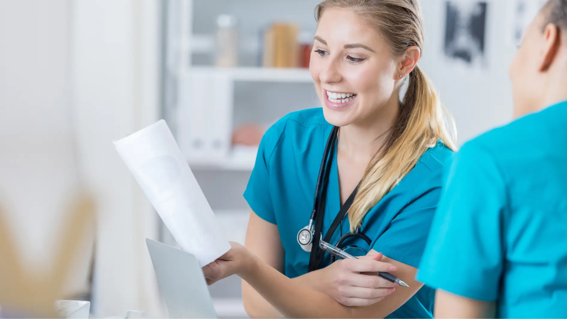 Frau die als Medizinische Fachangestellte arbeitet