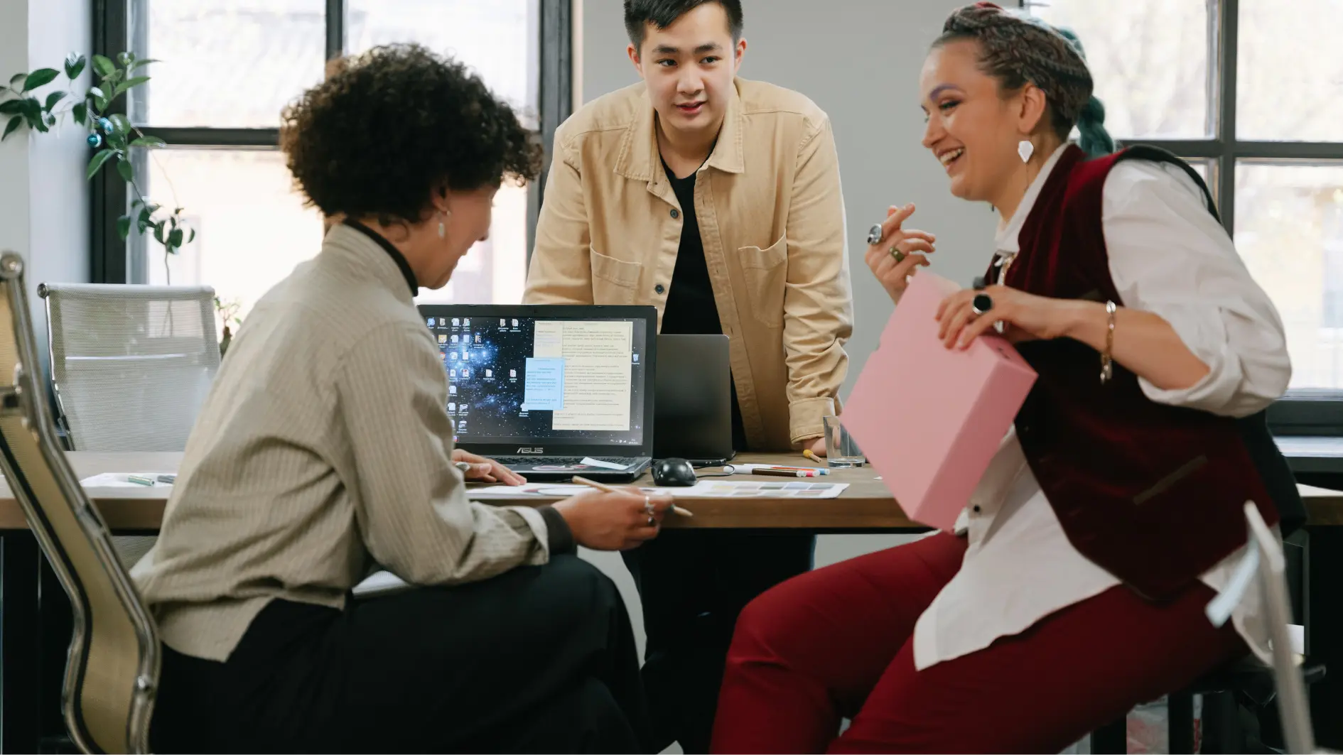 Menschen unterhalten sich im Büro