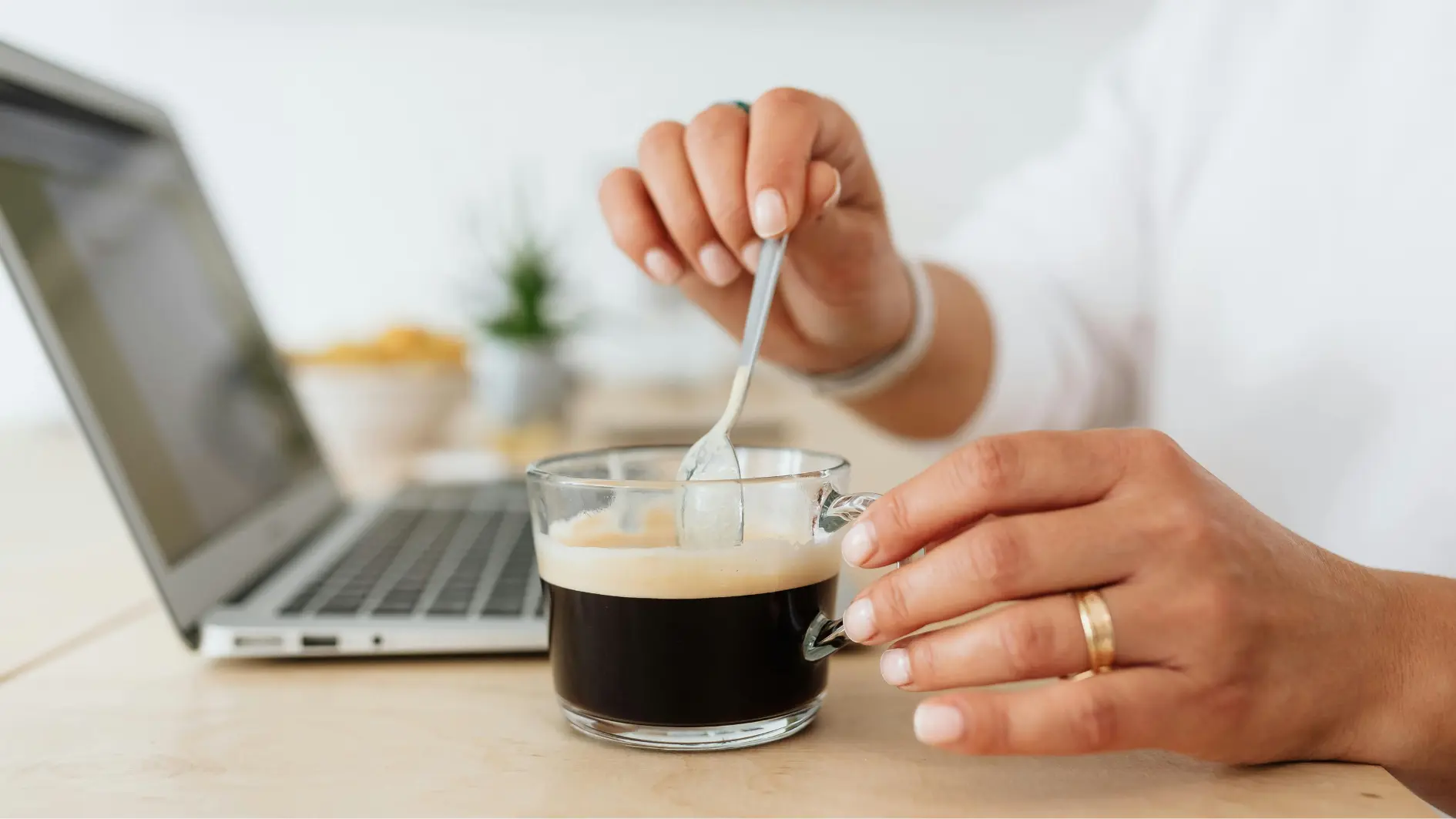 Eine Frau trinkt Kaffee am Arbeitsplatz