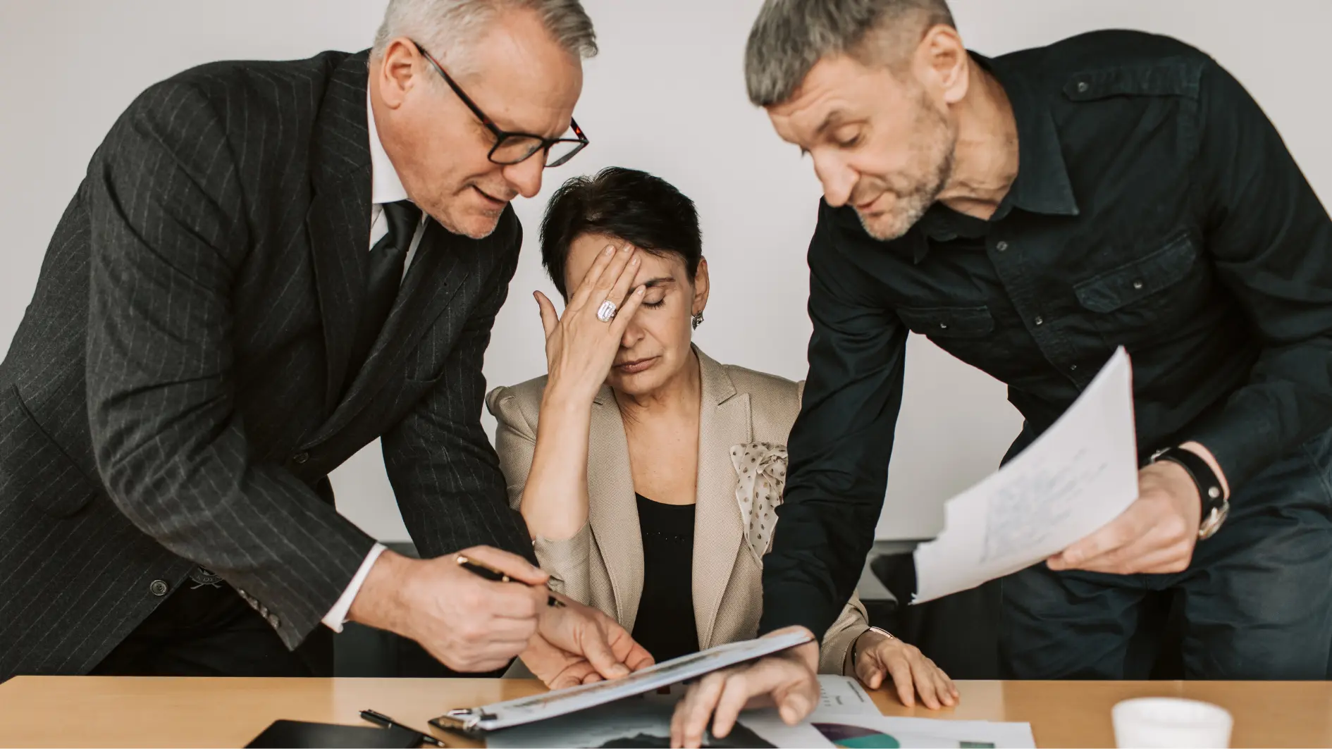 Gestresste Frau zwischen ihren Kollegen