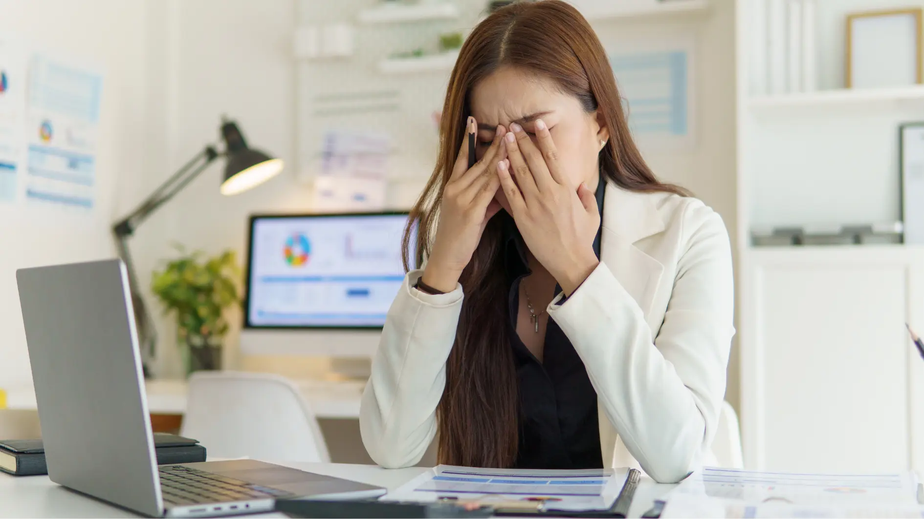 Geschäftsfrau überwältigt vom Arbeitsstress im Büro Geschäftsfrau überwältigt vom Arbeitsstress im Büro